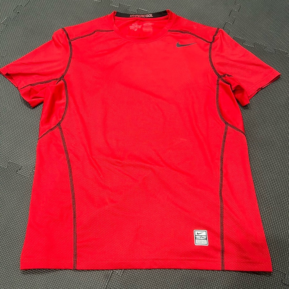 NIKE PRO Combat Hypercool red tee Large